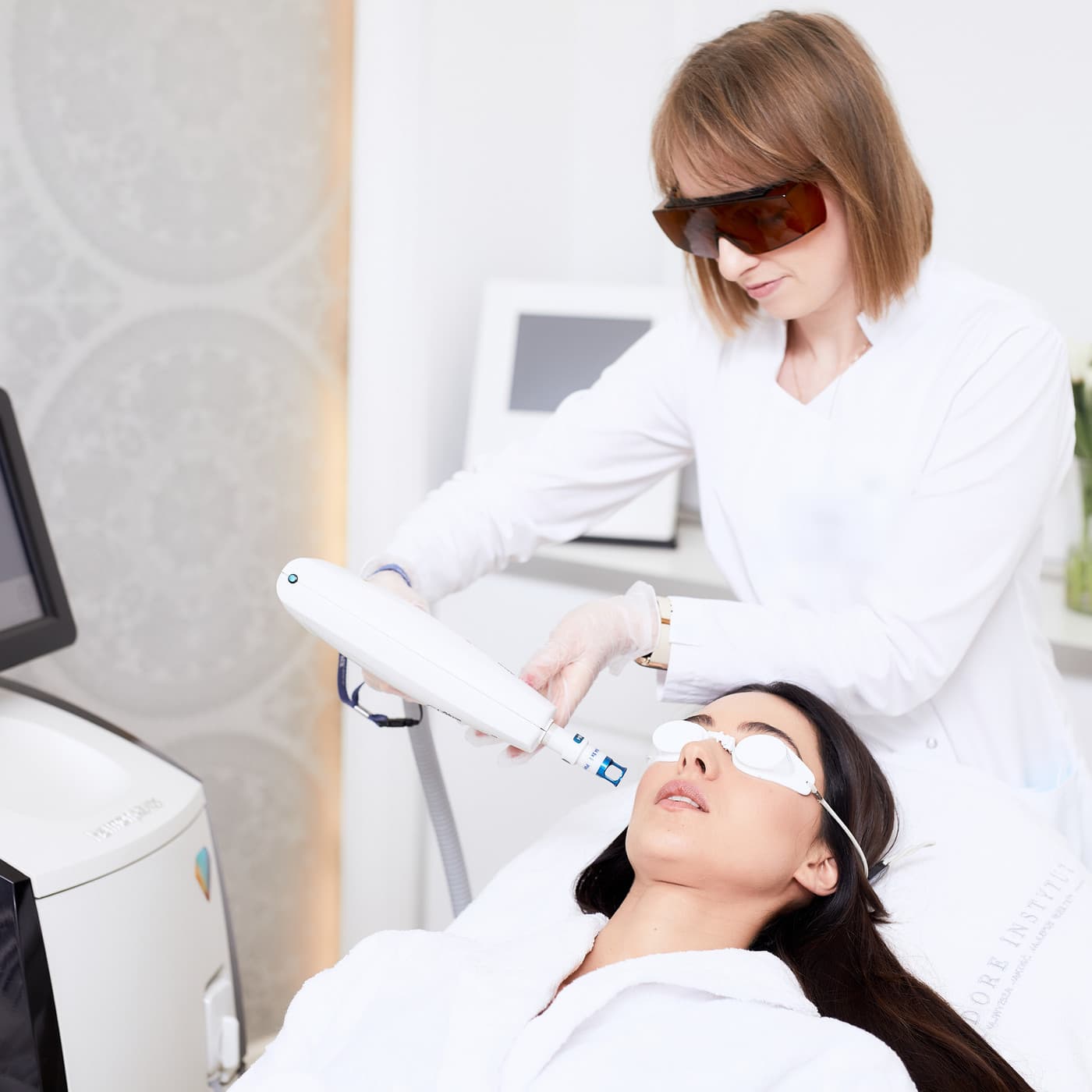 ClearLift — laser nieablacyjny (Q-switched Nd:YAG) — zabieg w J'adore Instytut — Ochrona oczu i dobór parametrów