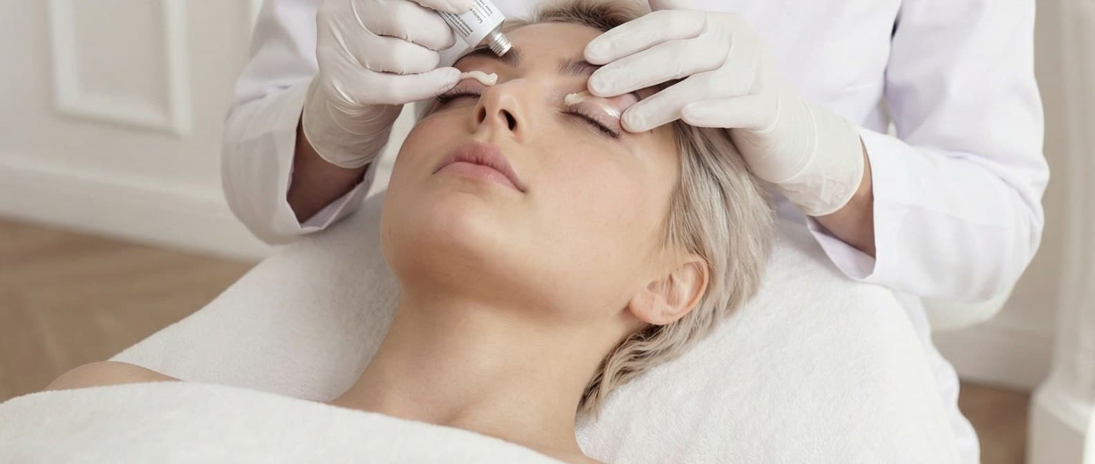 Ärztliche Konsultation und Nadelmesotherapie im Augenbereich — J’ADORE Krakau