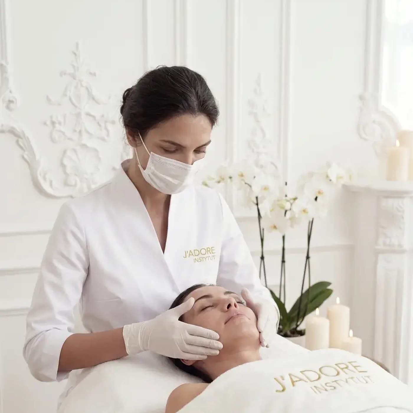 Salipeel — salicylic acid (BHA) — treatment at J'adore Instytut — Applying the peel