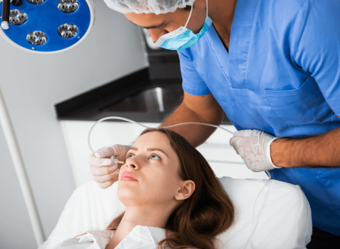 Karboksyterapia pod oczy i na rozstępy – 2 najbardziej popularne zastosowania zabiegu