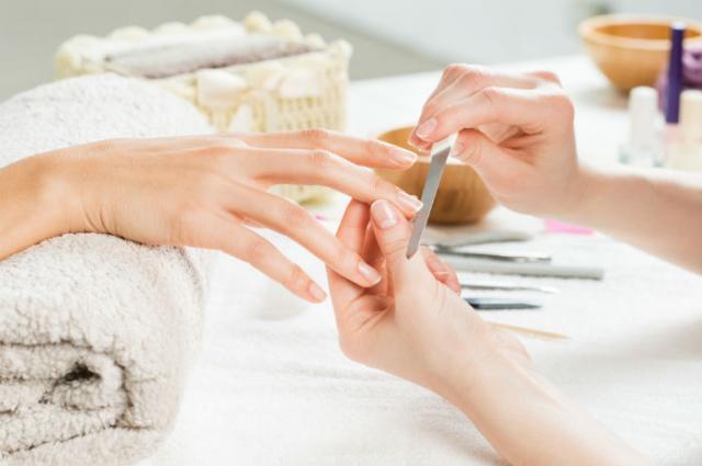 Manicure żelowy i hybrydowy – czym się różnią?